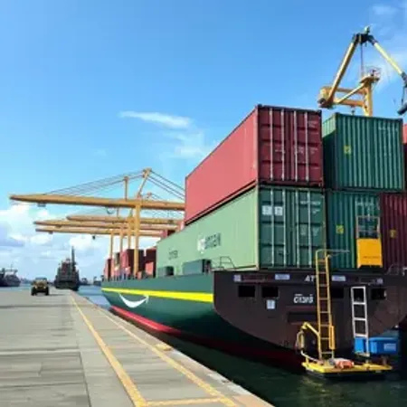 Antaq autoriza transbordo emergencial de contêineres em cais no Amazonas